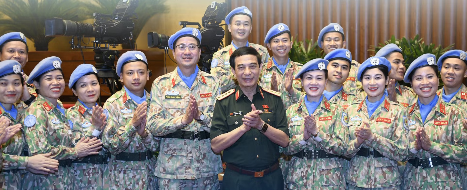 Đại tướng Phan Văn Giang, Bộ trưởng Bộ Quốc phòng cùng các cán bộ, nhân viên, chiến sĩ lực lượng gìn giữ hòa bình Việt Nam